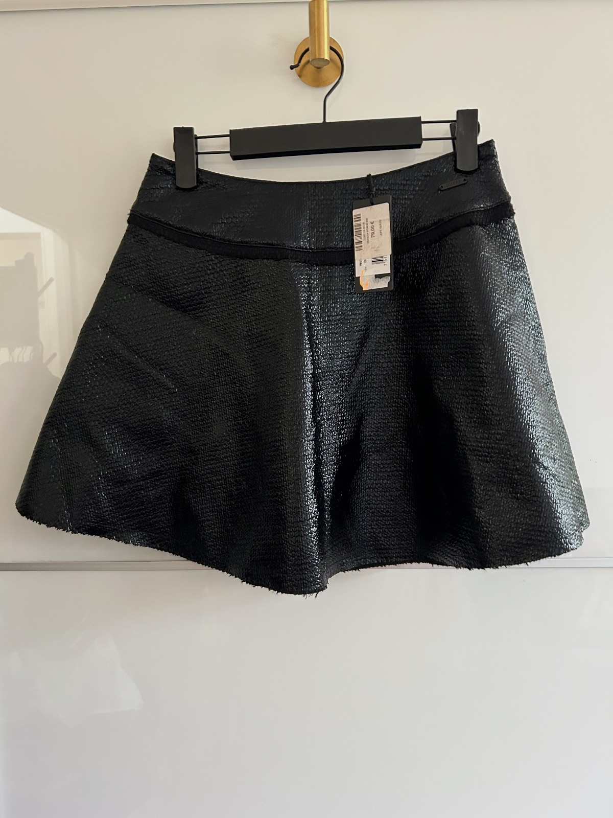 Jupe Guess 36 noire brillante texturée évasée neuve avec étiquette – Guess – taille S 7