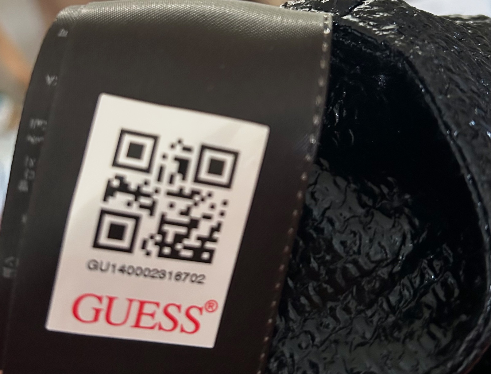 Jupe Guess 36 noire brillante texturée évasée neuve avec étiquette – Guess – taille S 2