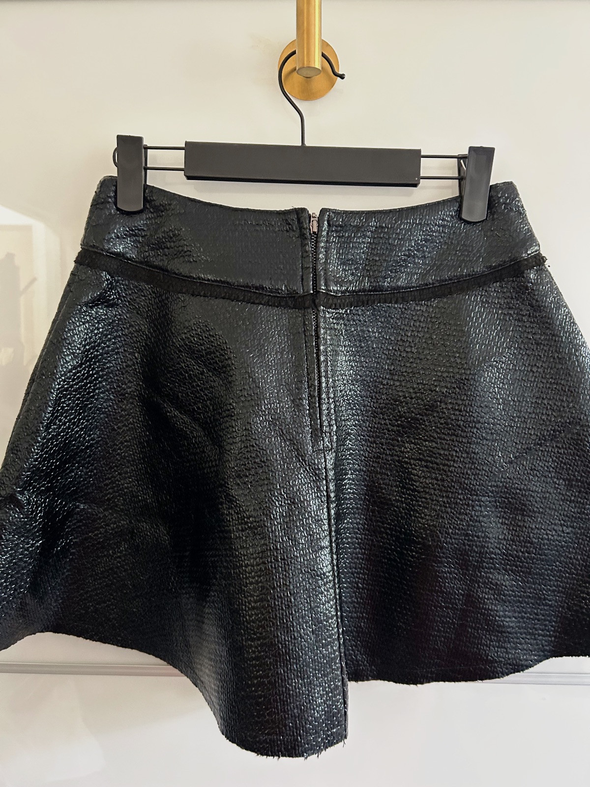 Jupe Guess 36 noire brillante texturée évasée neuve avec étiquette – Guess – taille S 5