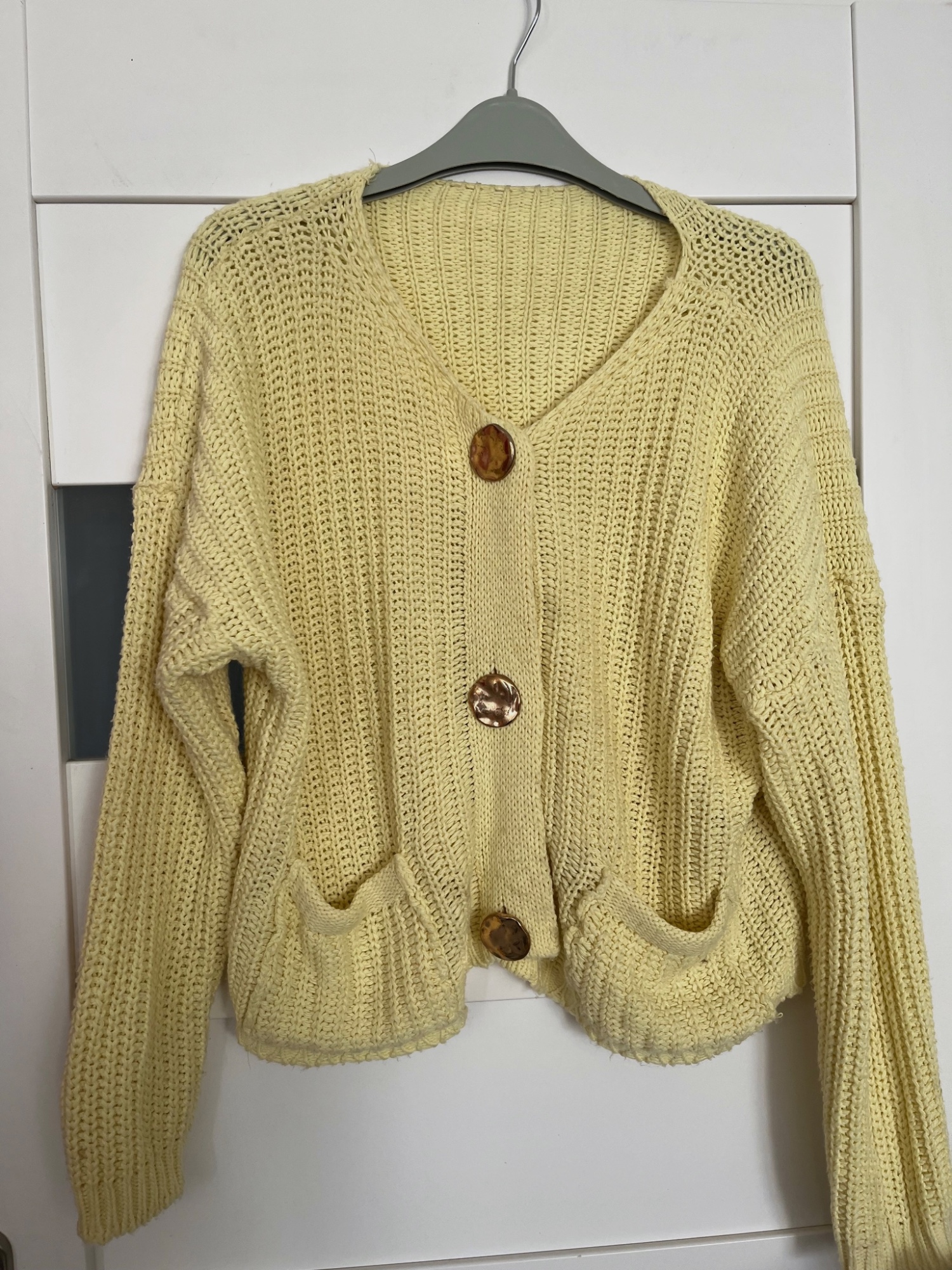 Gilet en maille jaune pastel à gros boutons