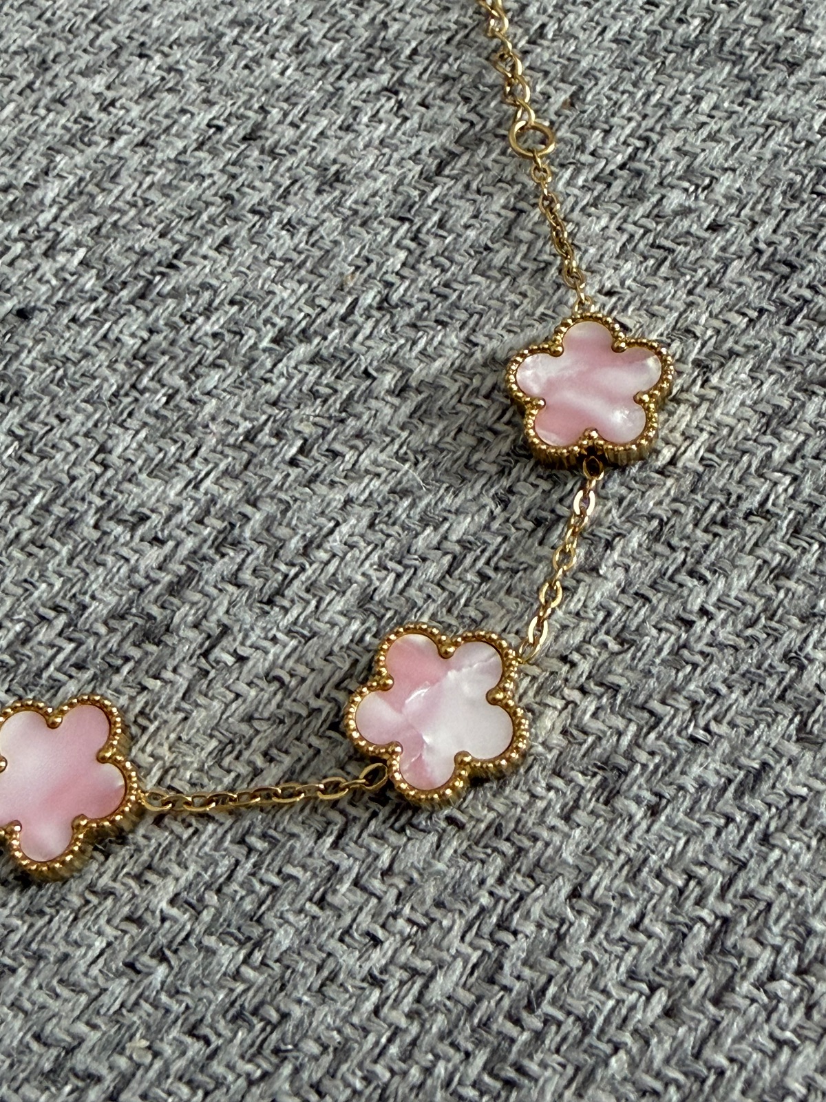 Bracelet fleurs rose pâle chaîne dorée 2
