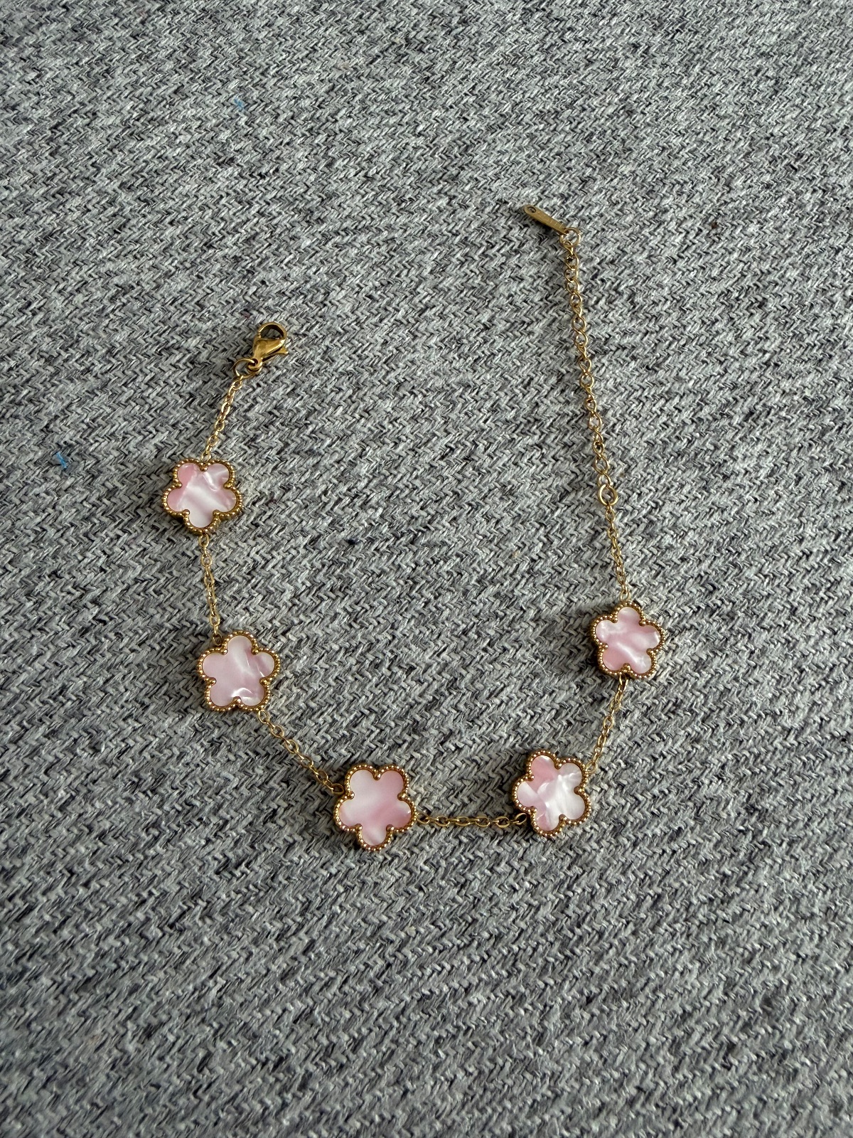 Bracelet fleurs rose pâle chaîne dorée