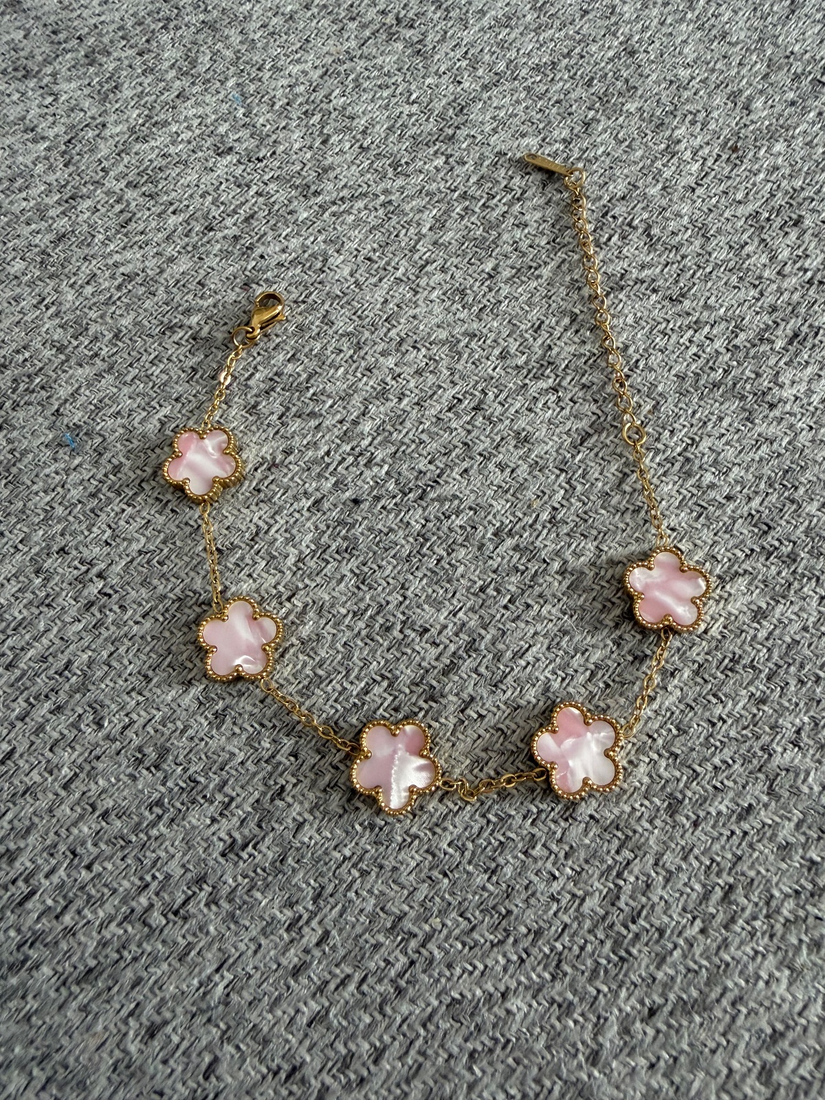 Bracelet fleurs rose pâle chaîne dorée 3