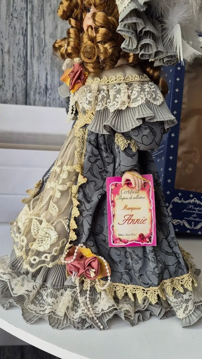 Poupée en porcelaine de collection Marquise Annie – Poupée 9