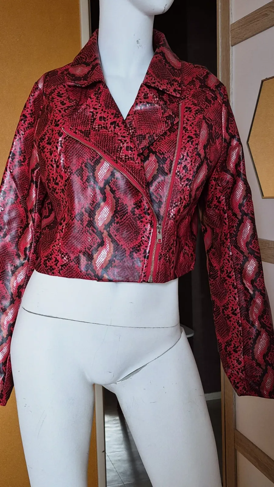 Veste courte effet python – PrettyLittleThing