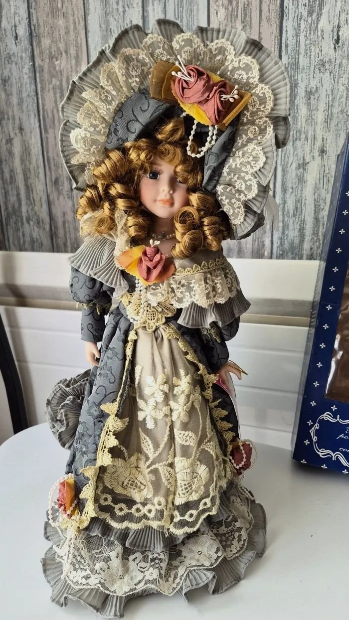Poupée en porcelaine de collection Marquise Annie