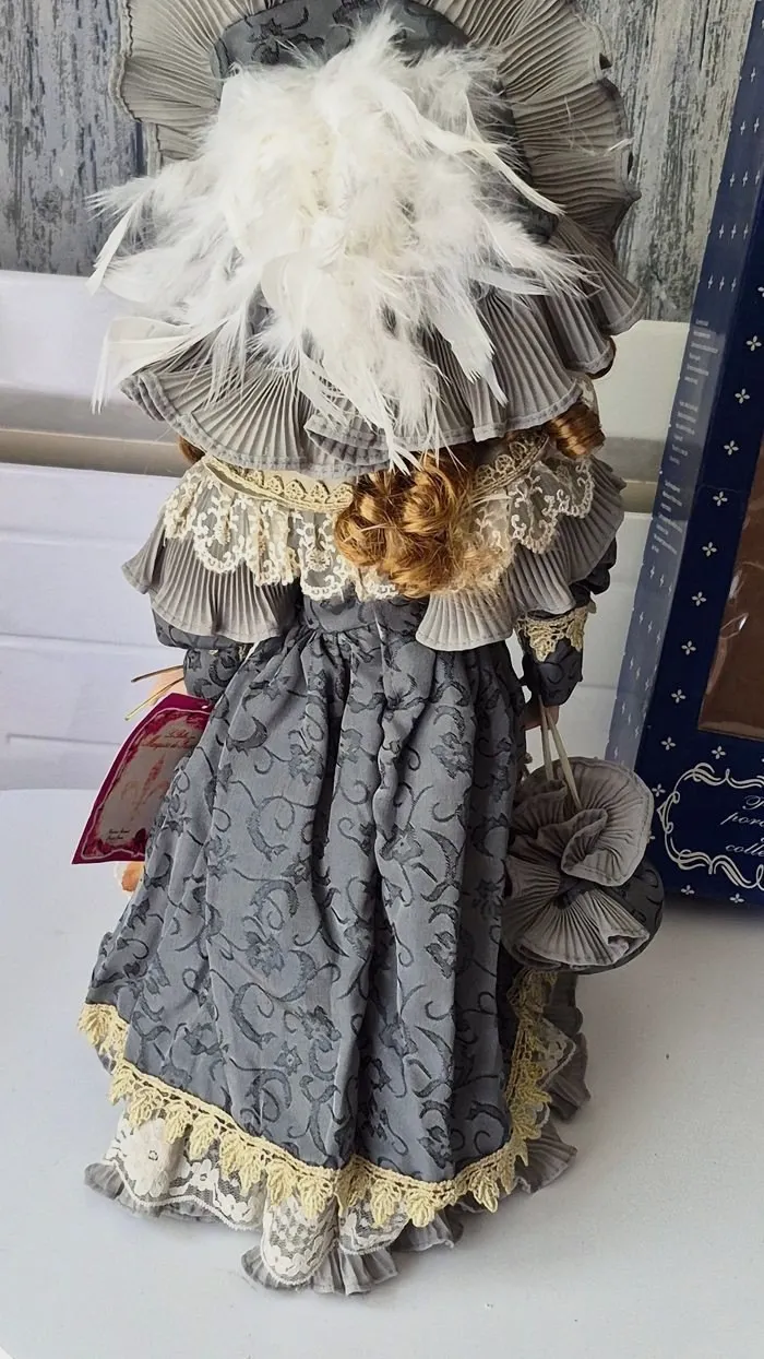 Poupée en porcelaine de collection Marquise Annie – Poupée 7