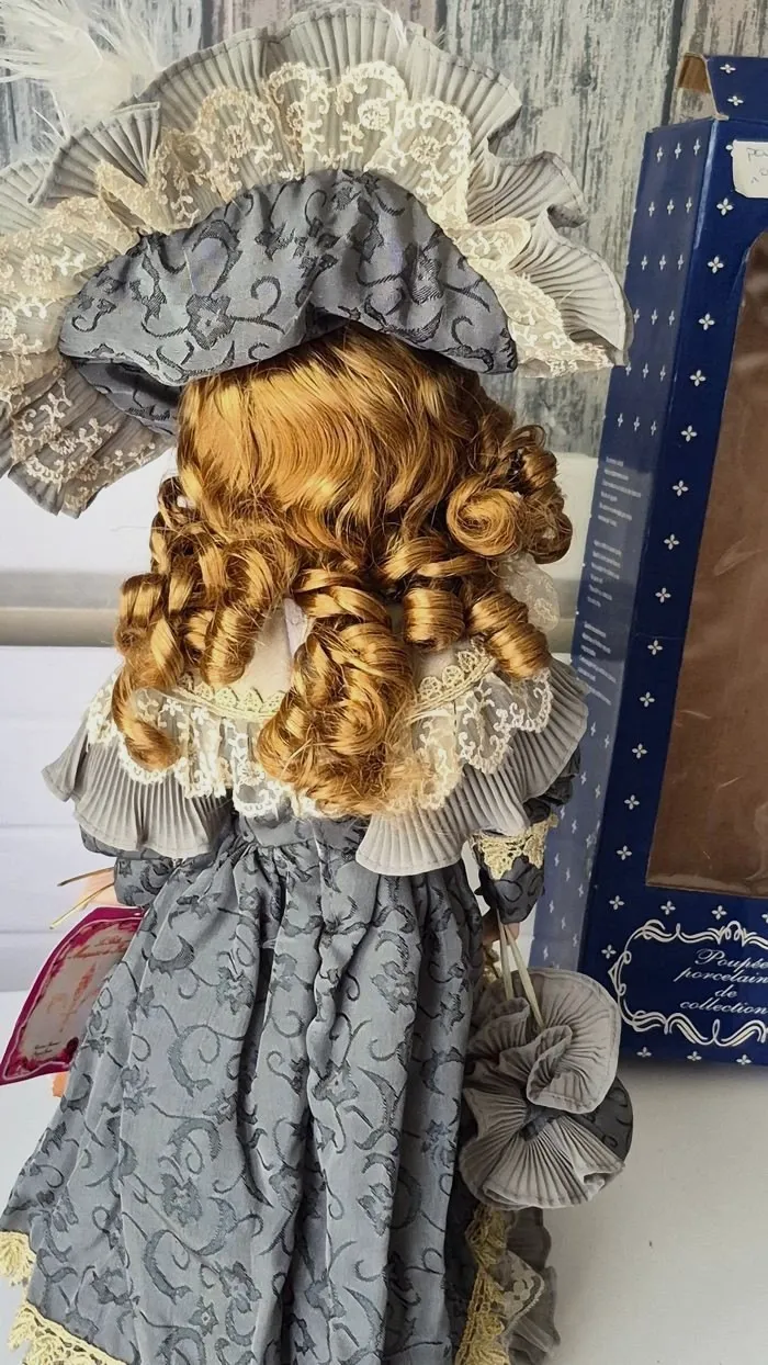 Poupée en porcelaine de collection Marquise Annie – Poupée 5