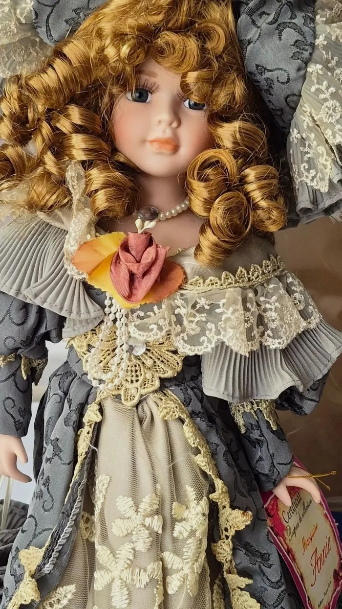 Poupée en porcelaine de collection Marquise Annie – Poupée 8
