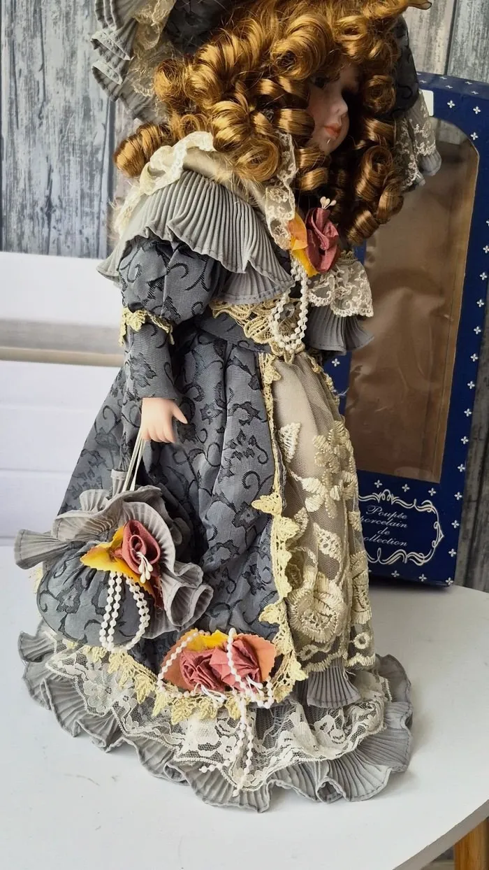 Poupée en porcelaine de collection Marquise Annie – Poupée 4