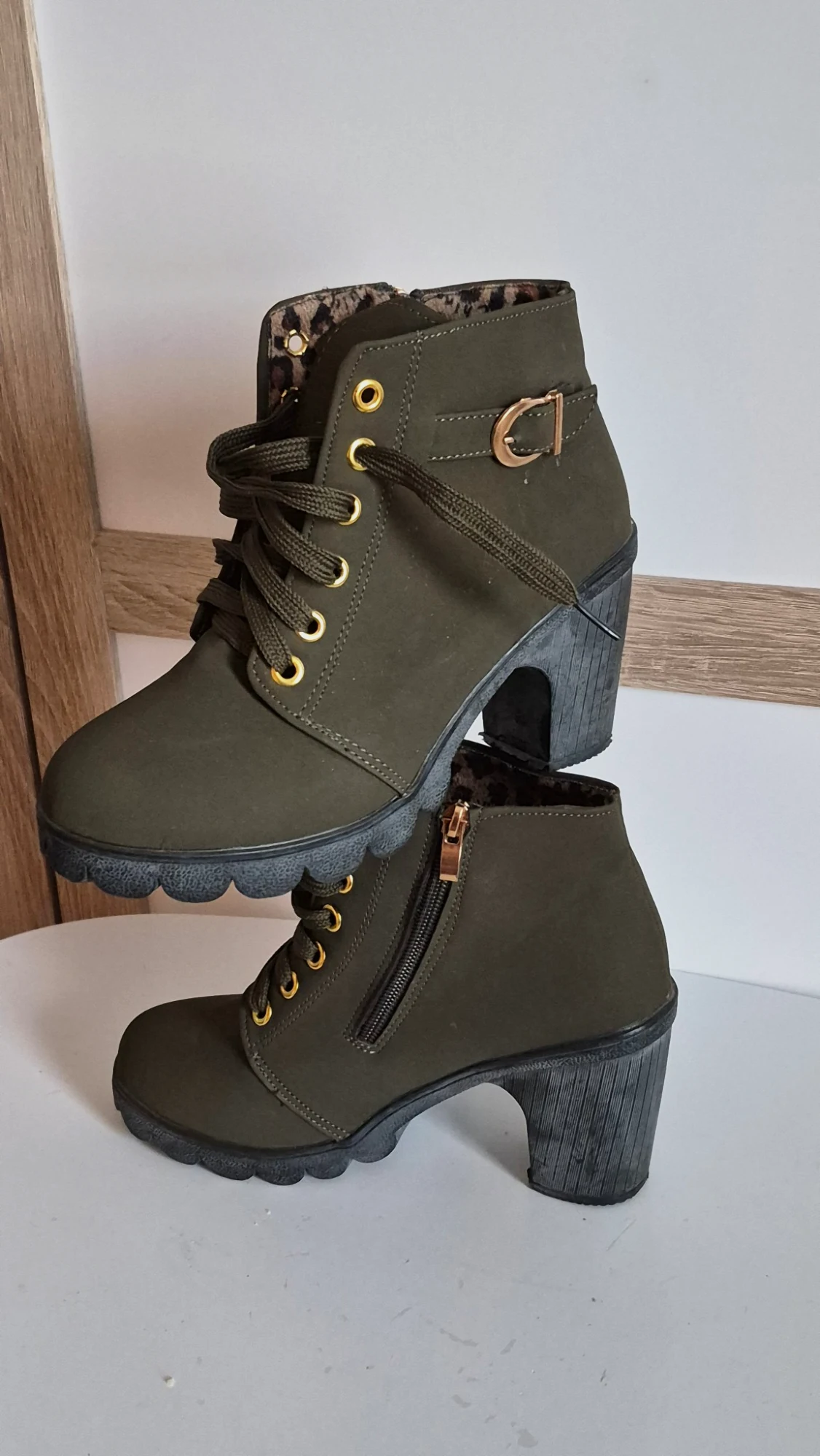 Bottines à talon kaki