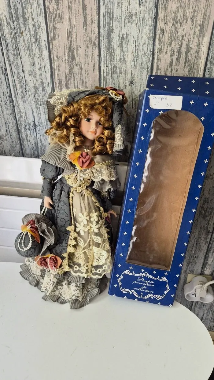 Poupée en porcelaine de collection Marquise Annie – Poupée 6
