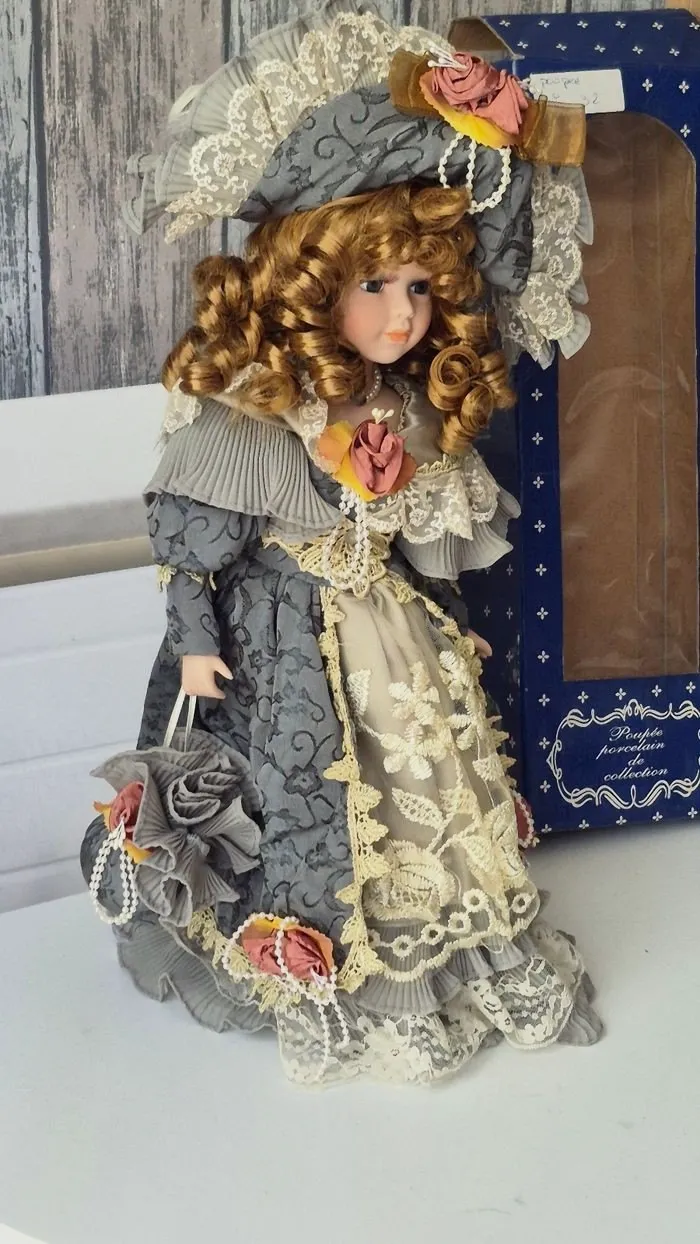 Poupée en porcelaine de collection Marquise Annie – Poupée 2