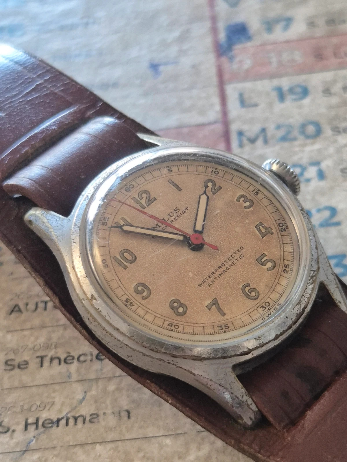 Montre Militaire Vintage MILUS (Années 1940) – taille 30–38 mm 3