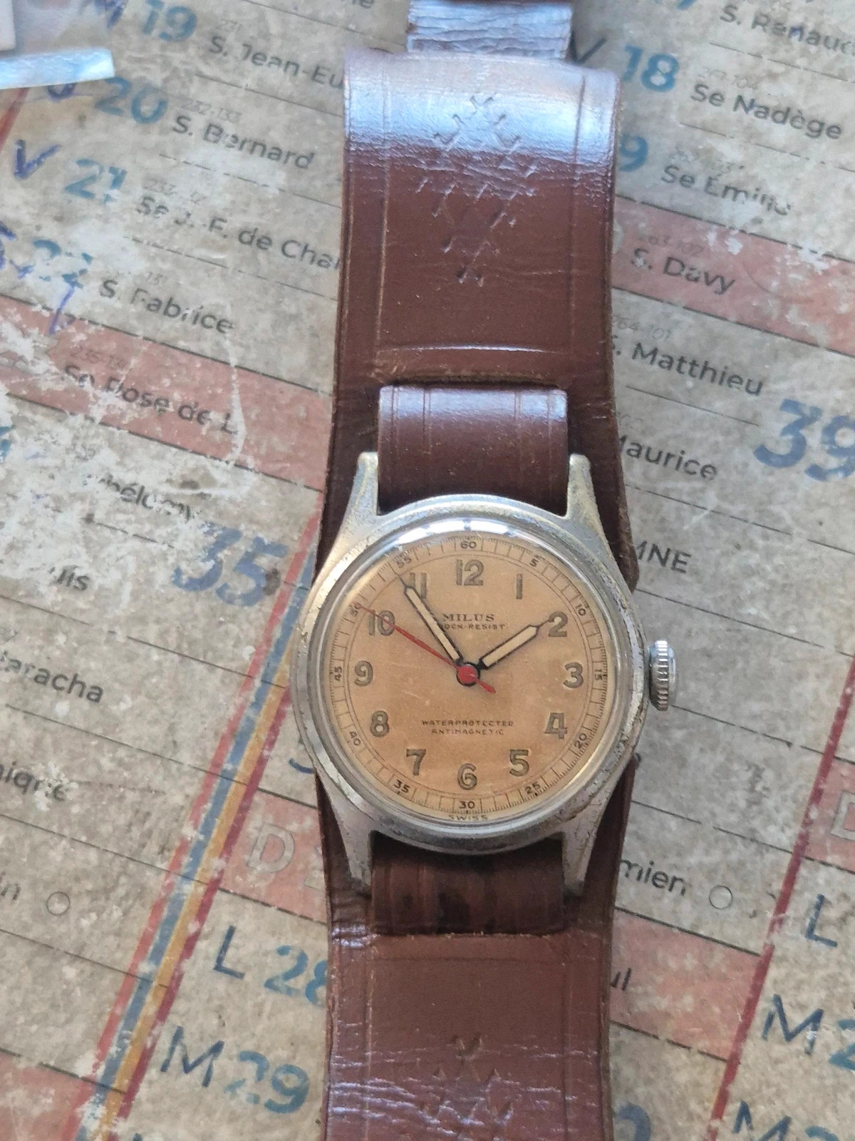 Montre Militaire Vintage MILUS (Années 1940) – taille 30–38 mm