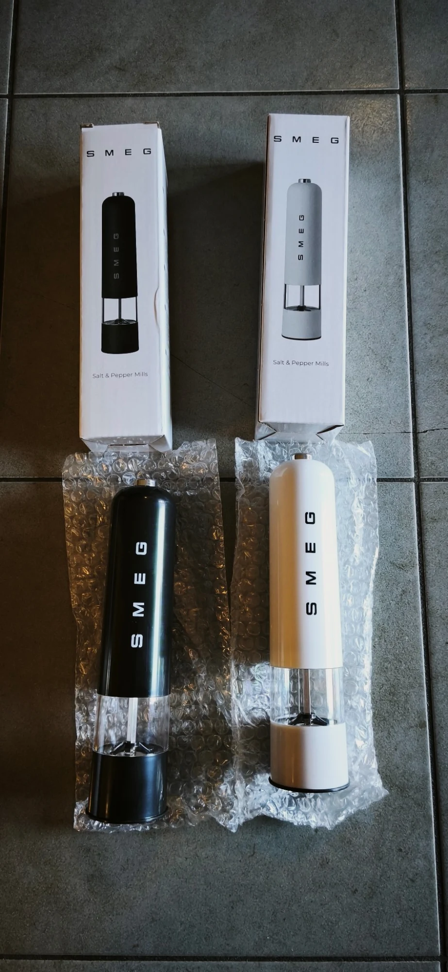 Duo moulins sel et poivre électrique Smeg noir et blanc