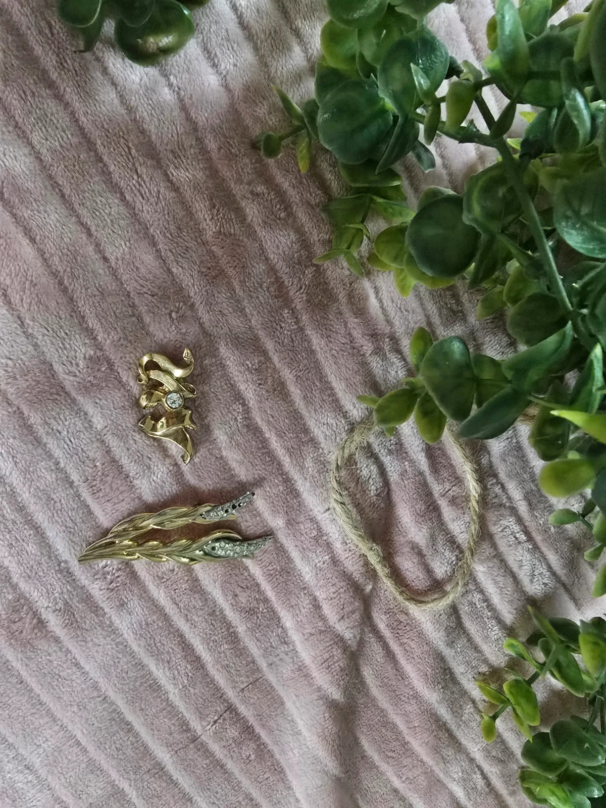Lot de 2 broches vintage dorées Strass & style rétro
