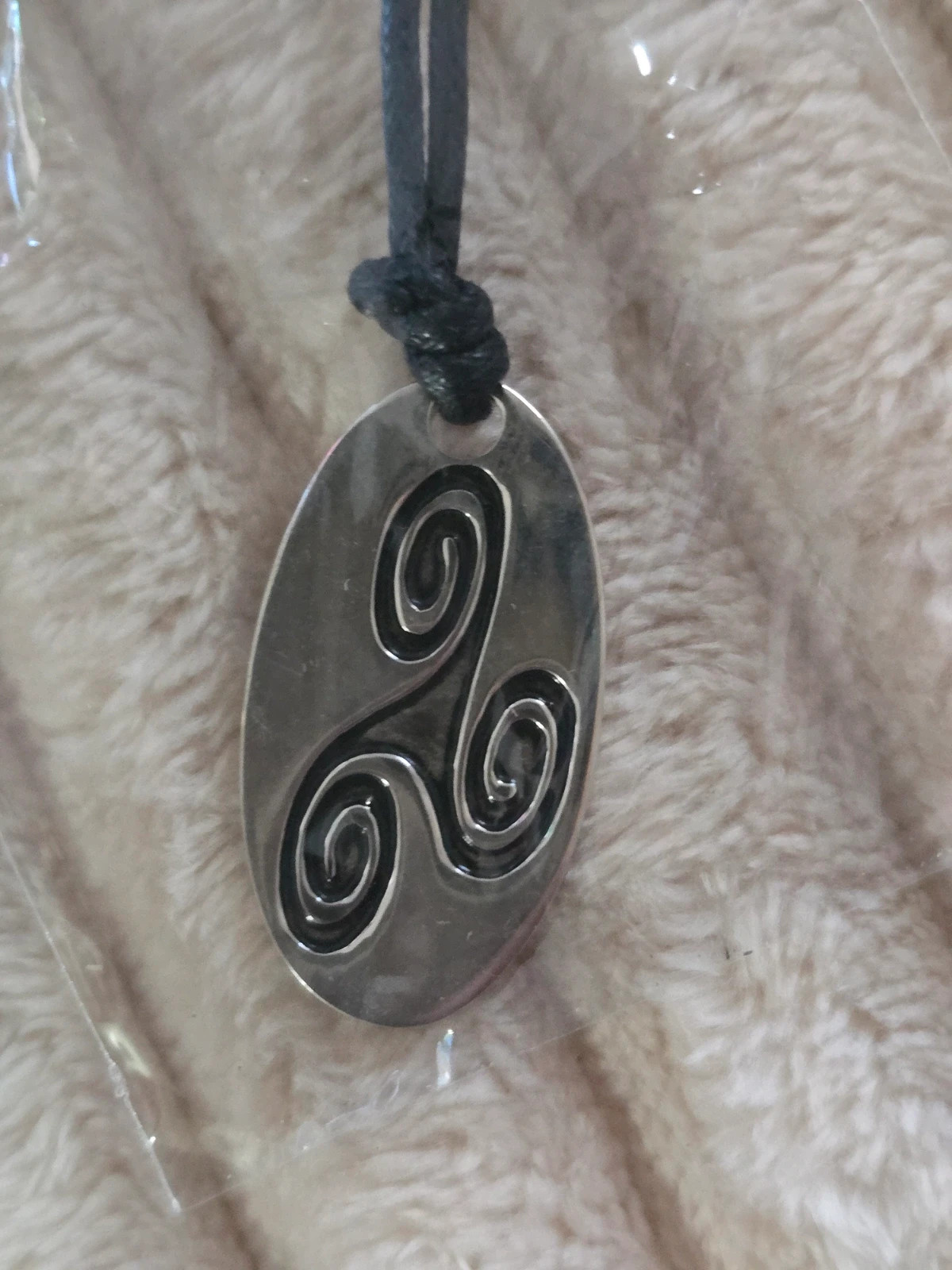 Collier pendentif Triskèle celtique sur cordon noir Neuf 3