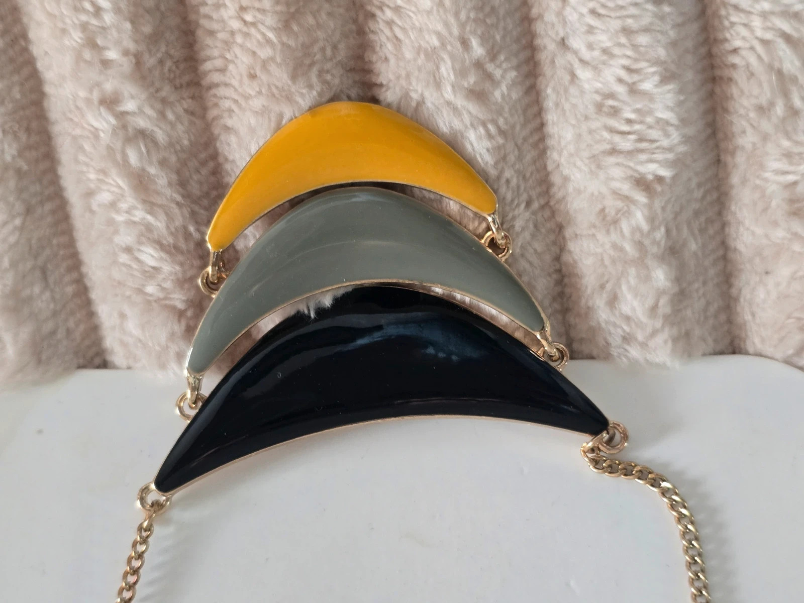 Collier Plastron / Pendentif Cache Cache Neuf sous Présentoir – Cache Cache 2