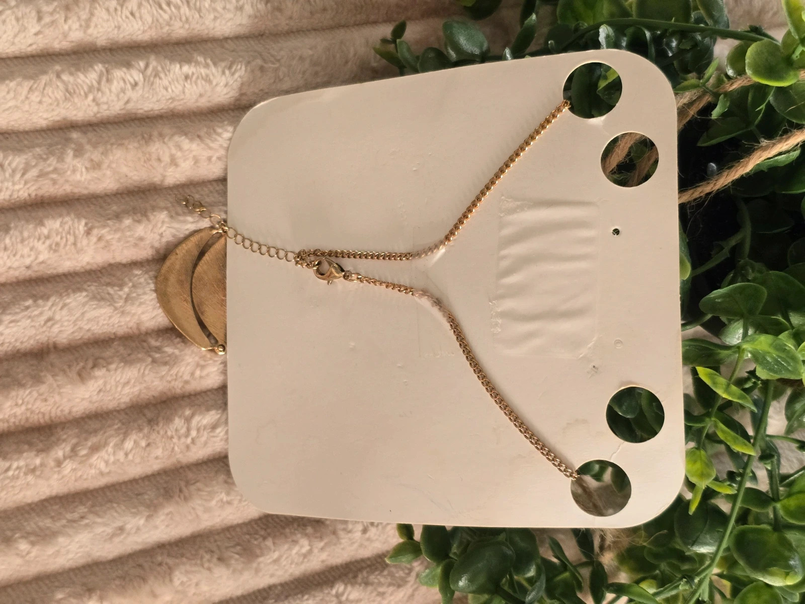 Collier Plastron / Pendentif Cache Cache Neuf sous Présentoir – Cache Cache 5