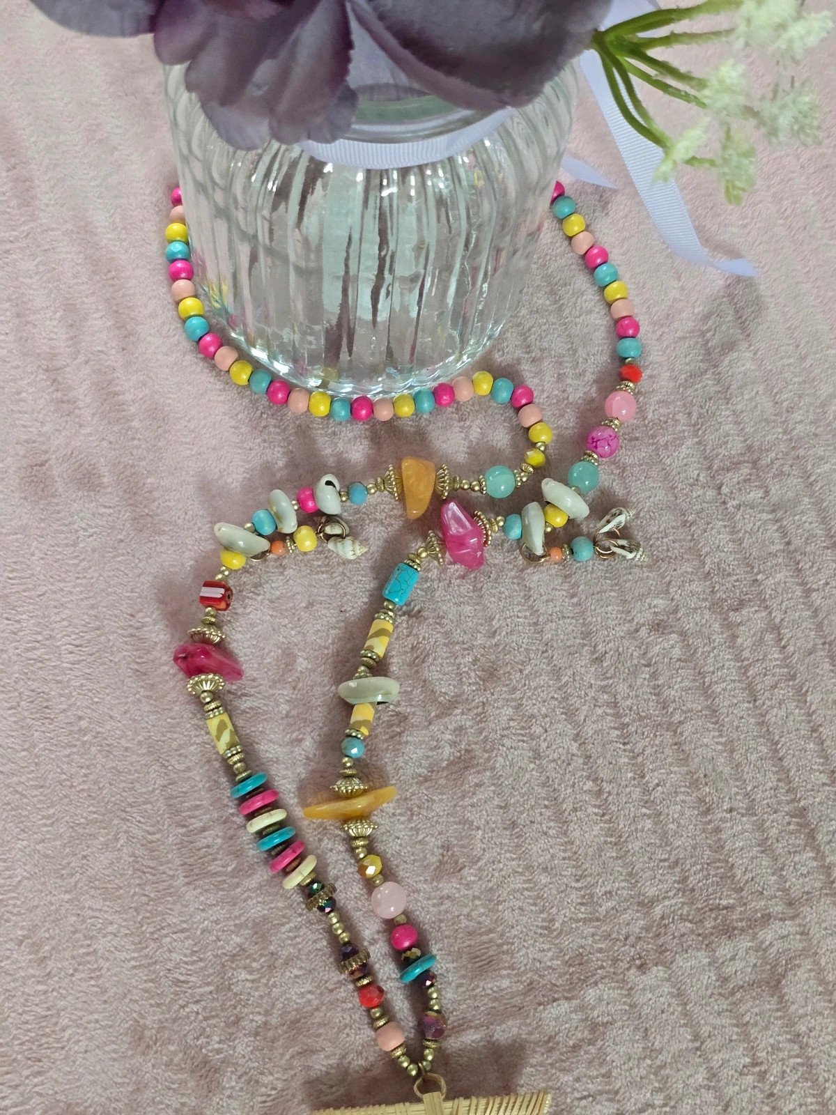 Collier sautoir bohème chic perles, éventail tressé & pompon fuchsia – Fait Main 3