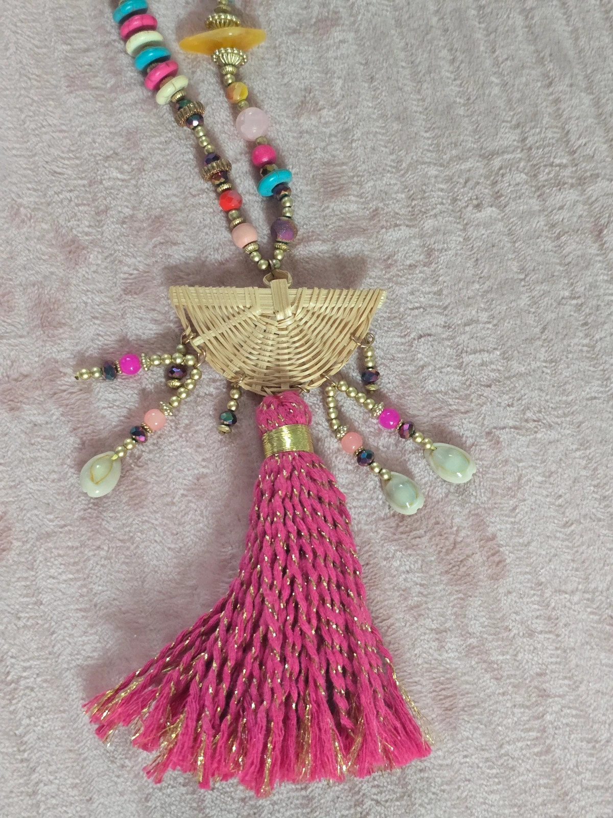Collier sautoir bohème chic perles, éventail tressé & pompon fuchsia – Fait Main 2