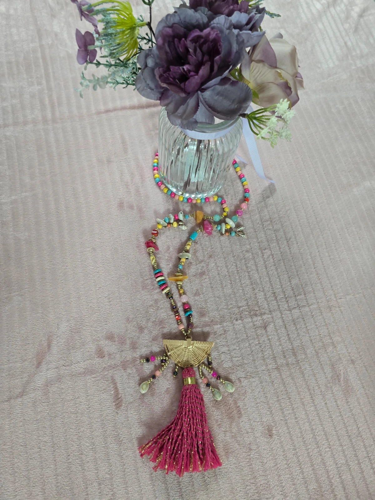 Collier sautoir bohème chic perles, éventail tressé & pompon fuchsia