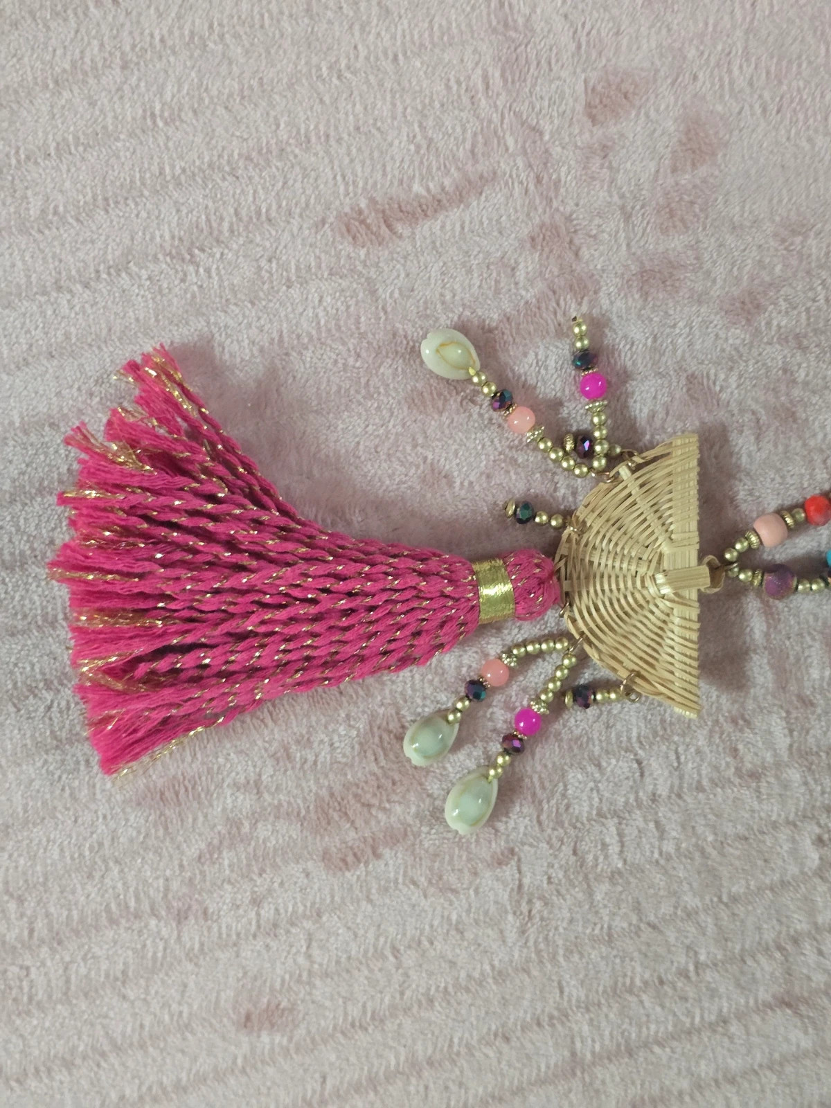 Collier sautoir bohème chic perles, éventail tressé & pompon fuchsia – Fait Main 4