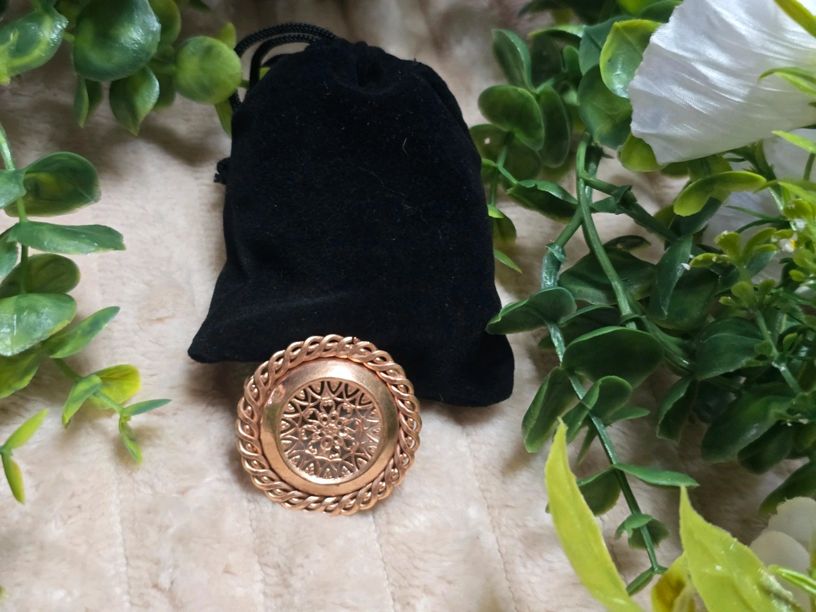 Broche vintage ronde dorée Motif rosace & filigrane 4
