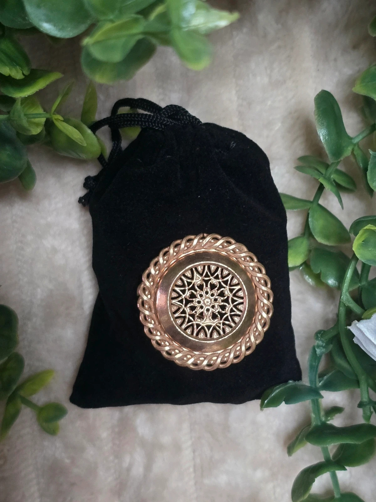 Broche vintage ronde dorée Motif rosace & filigrane 2