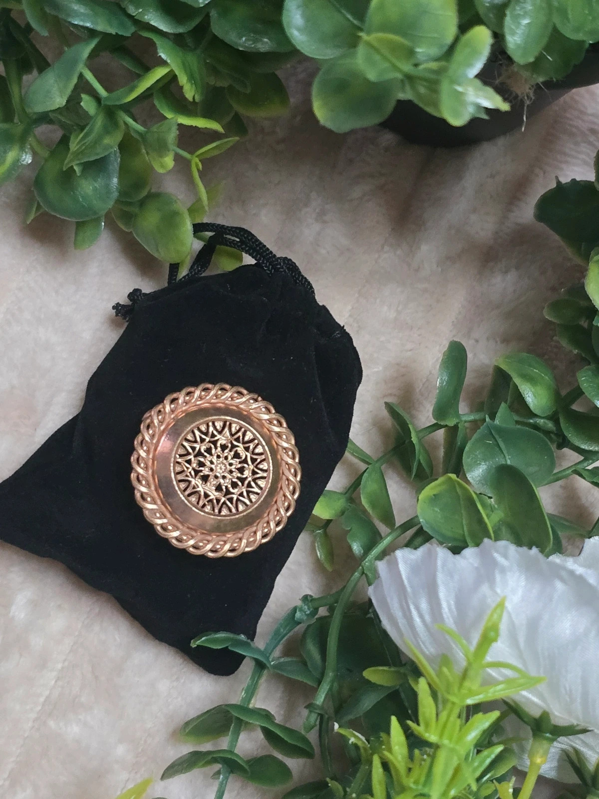 Broche vintage ronde dorée Motif rosace & filigrane