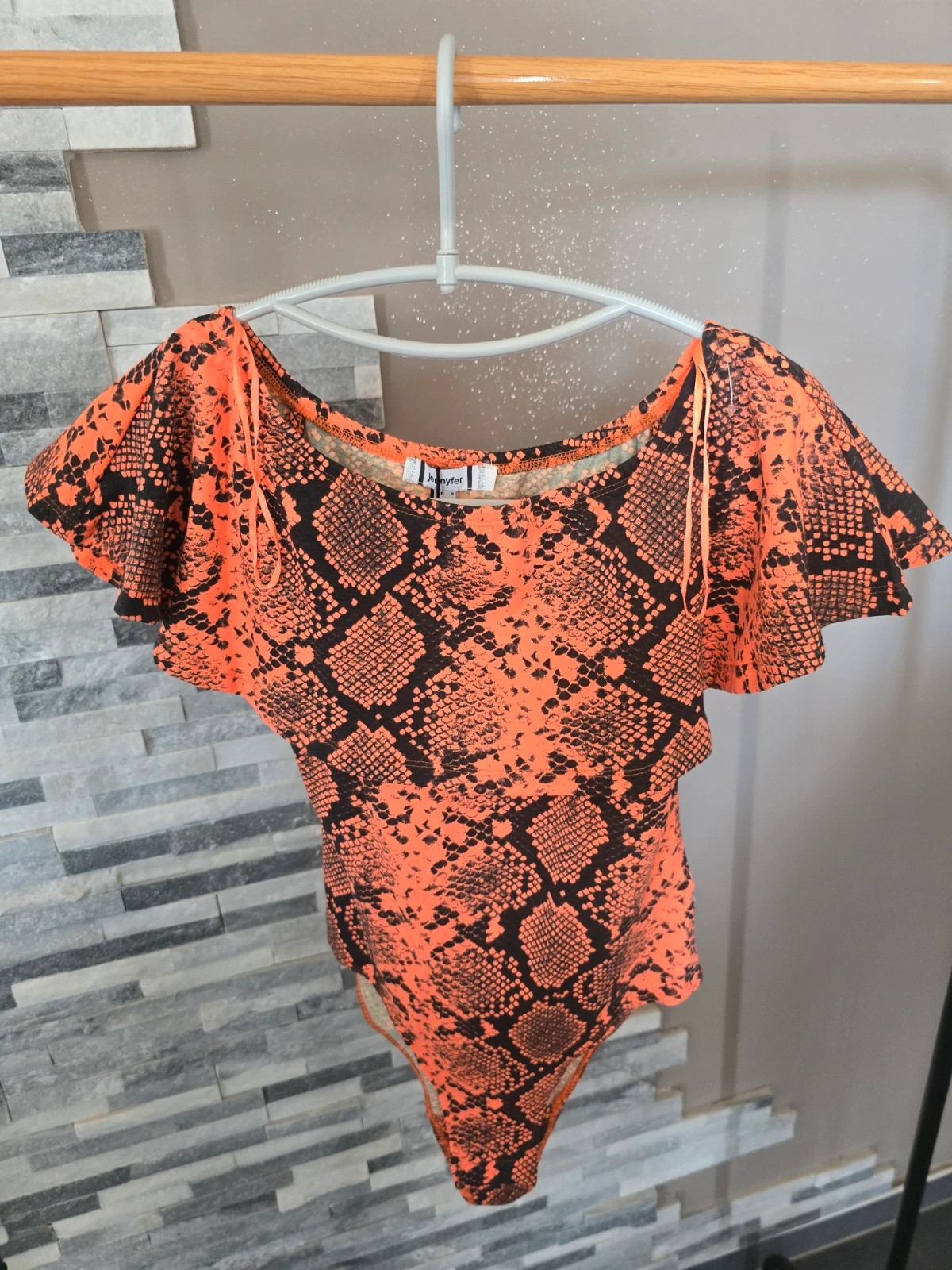 Body col bardot volanté imprimé serpent néon / orange Jennyfer Taille S Neuf avec étiquette