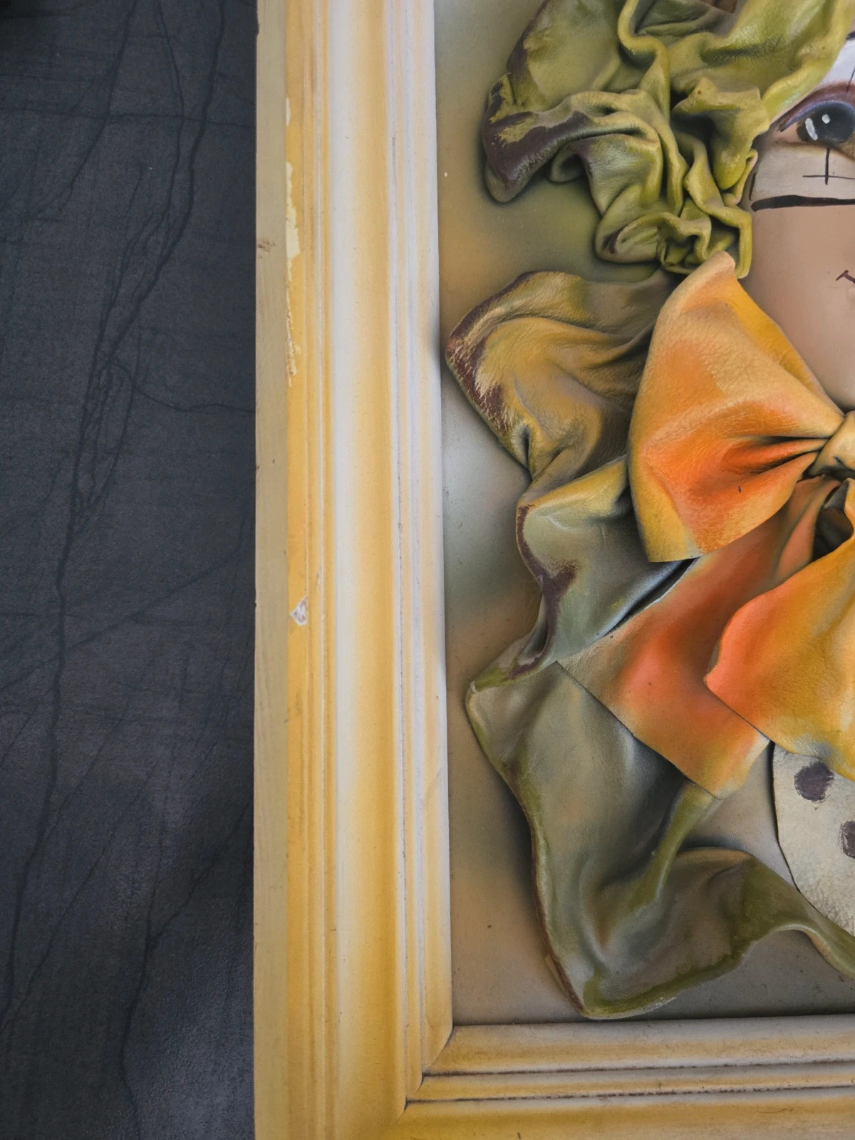 Tableau tete clown en cuir – Source Unknown 2