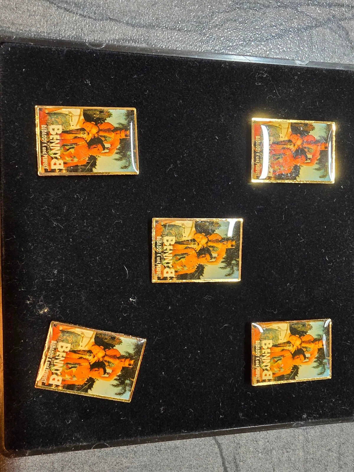Coffret collector 5 Pin's Benny B Boîtier officiel Polygram 90s 3