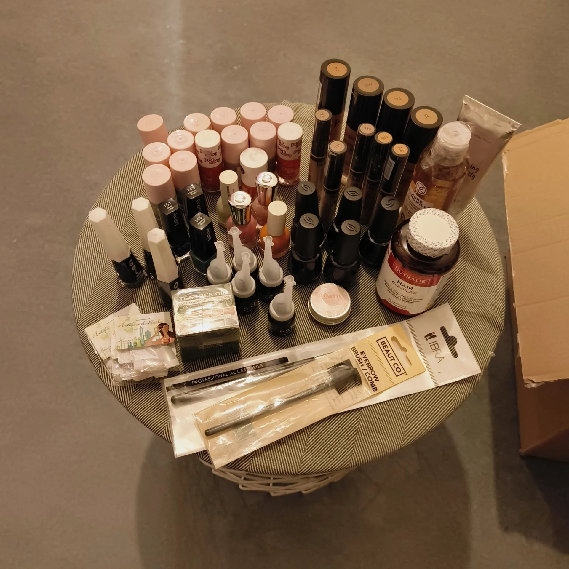 Lot de produits cosmétiques et maquillage variés