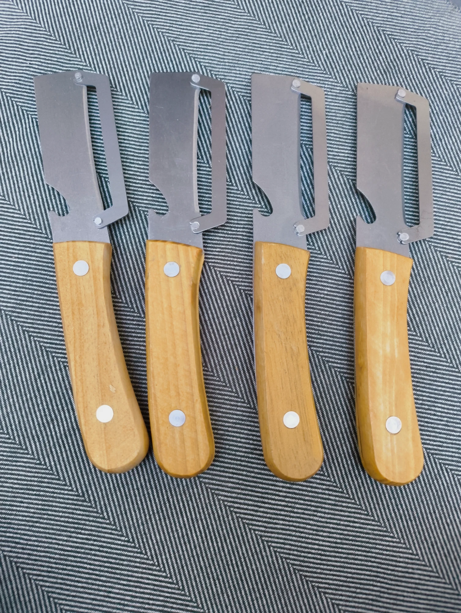 Lot de 4 couteaux éplucheurs avec manche en bois