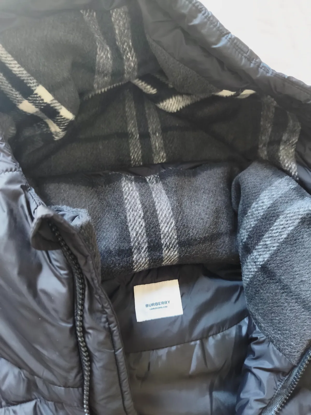 Doudoune noire Burberry – Taille M – Neuve sans étiquette – Burberry – taille M 4