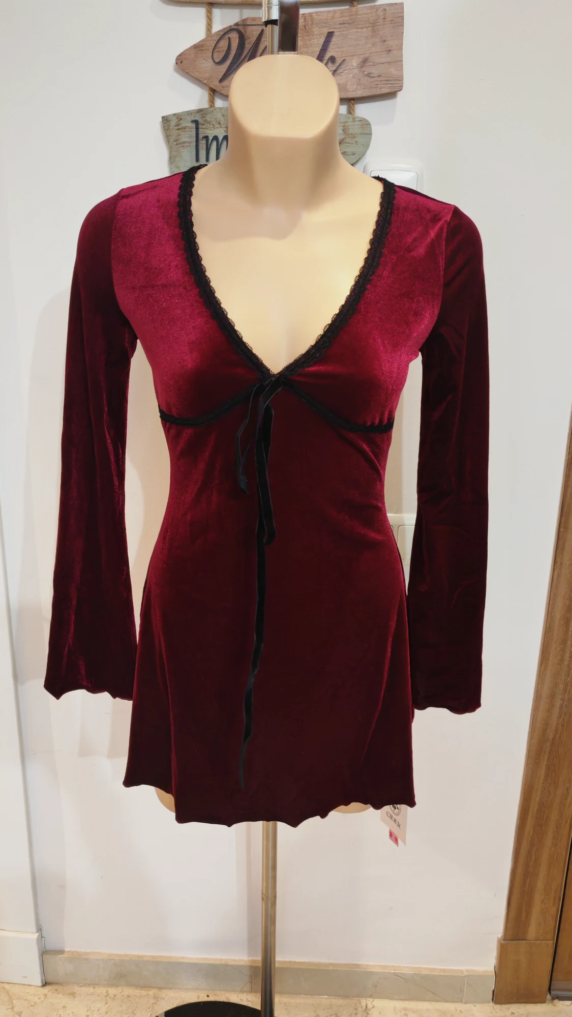 Vestido corto de terciopelo burdeos con encaje