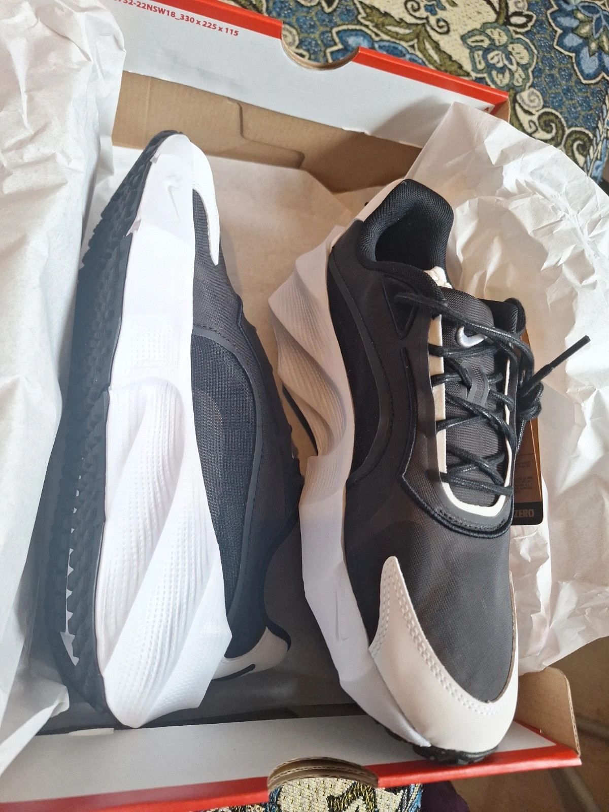 Nike shoes 40 new with tag