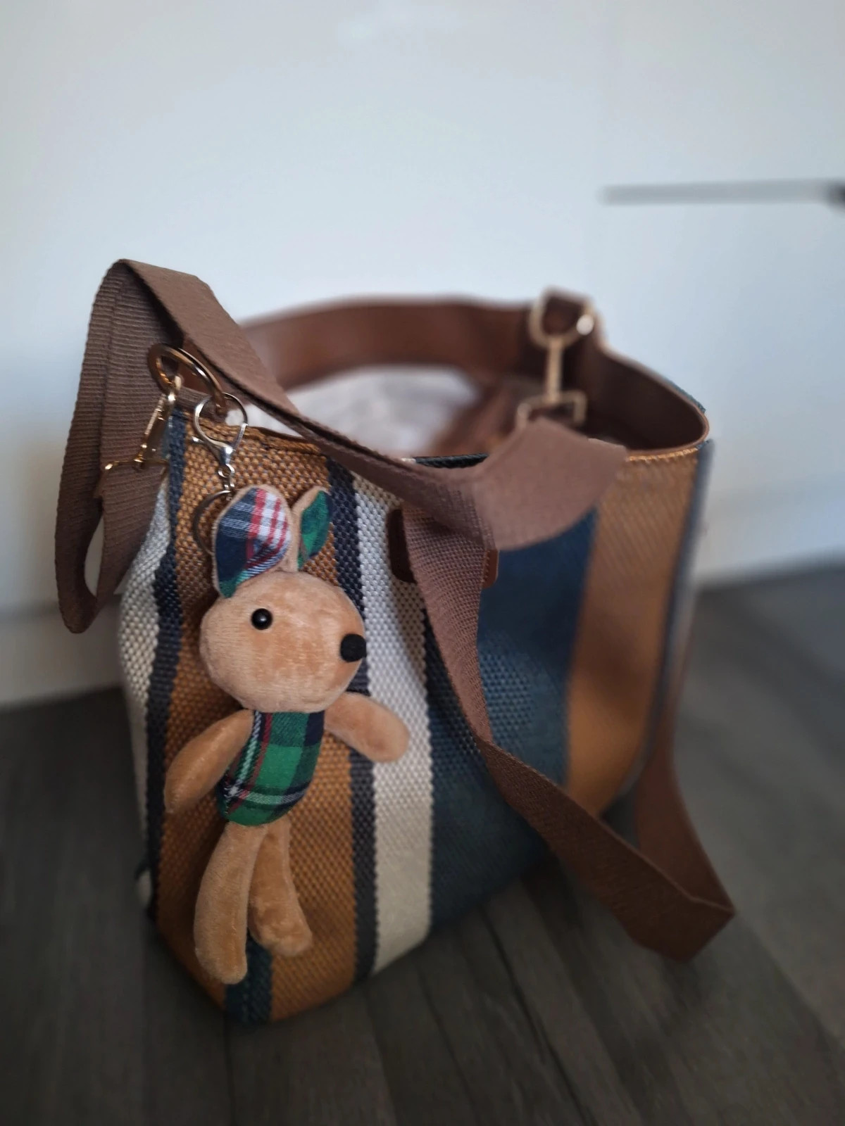 brand new shoulder bag with key chain – boutique independent 2