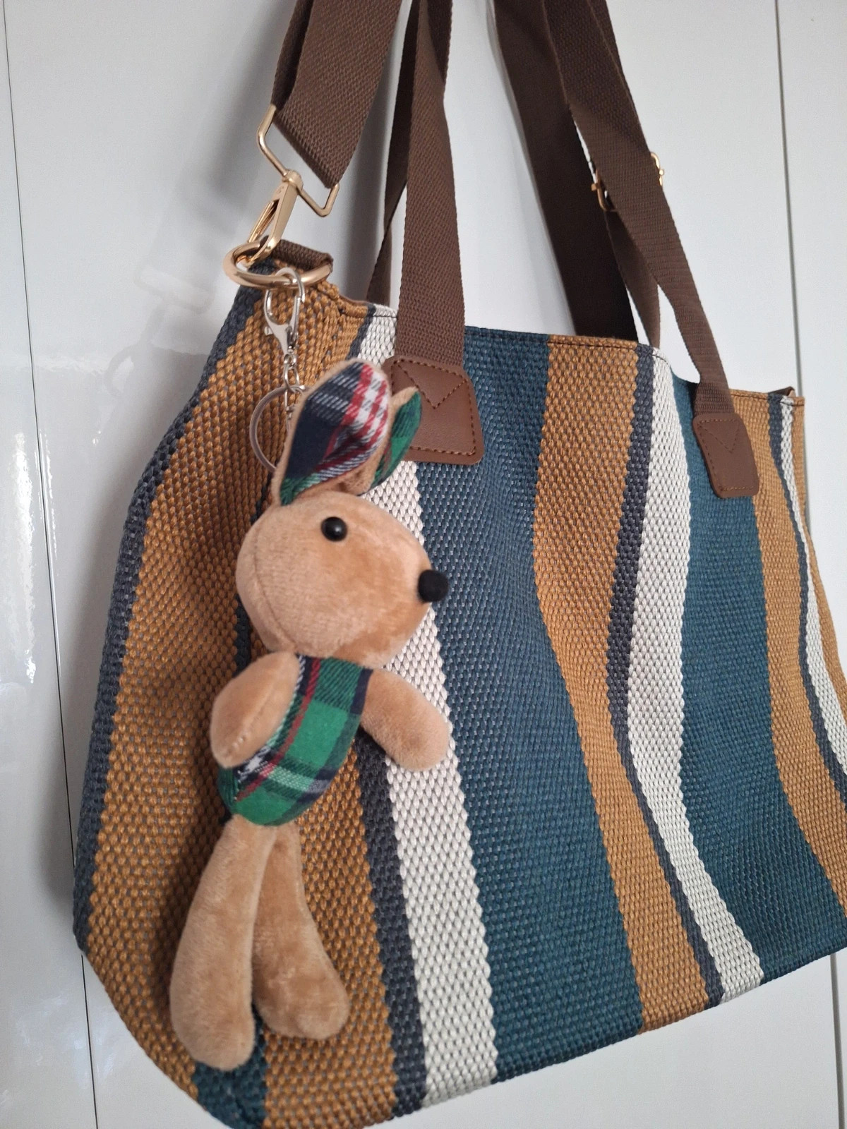 brand new shoulder bag with key chain – boutique independent 4