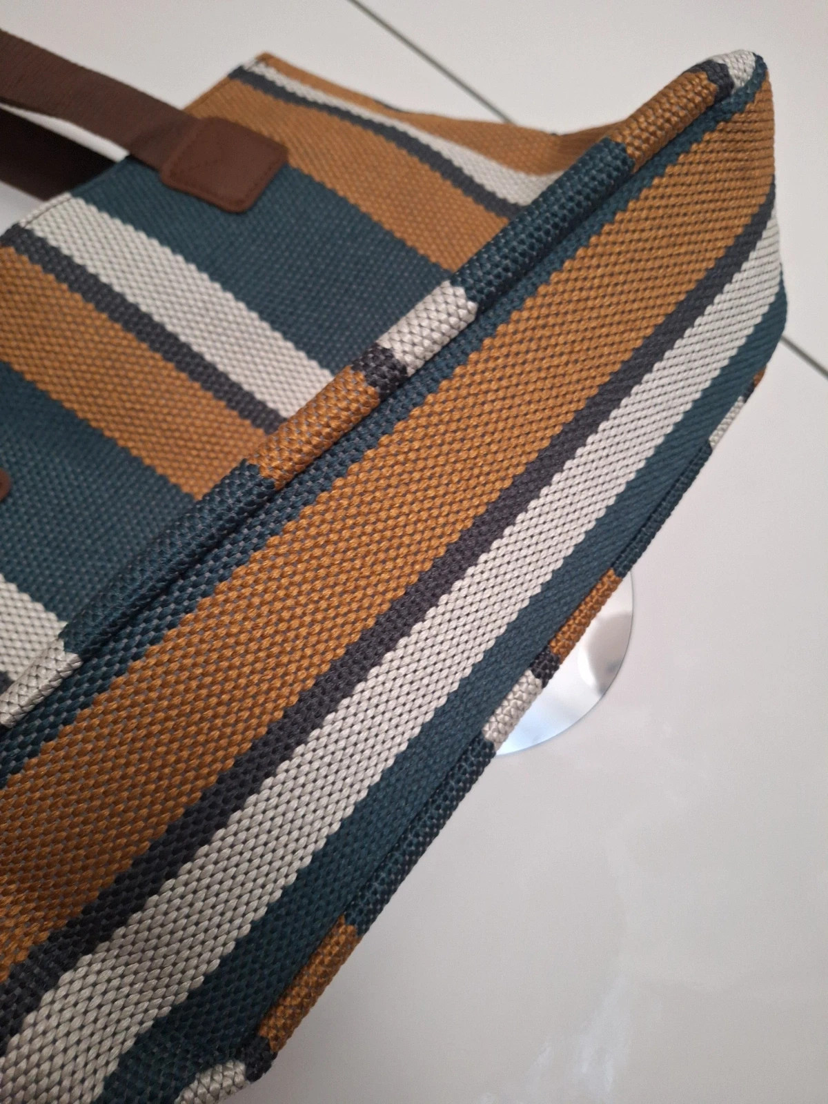brand new shoulder bag with key chain – boutique independent 5