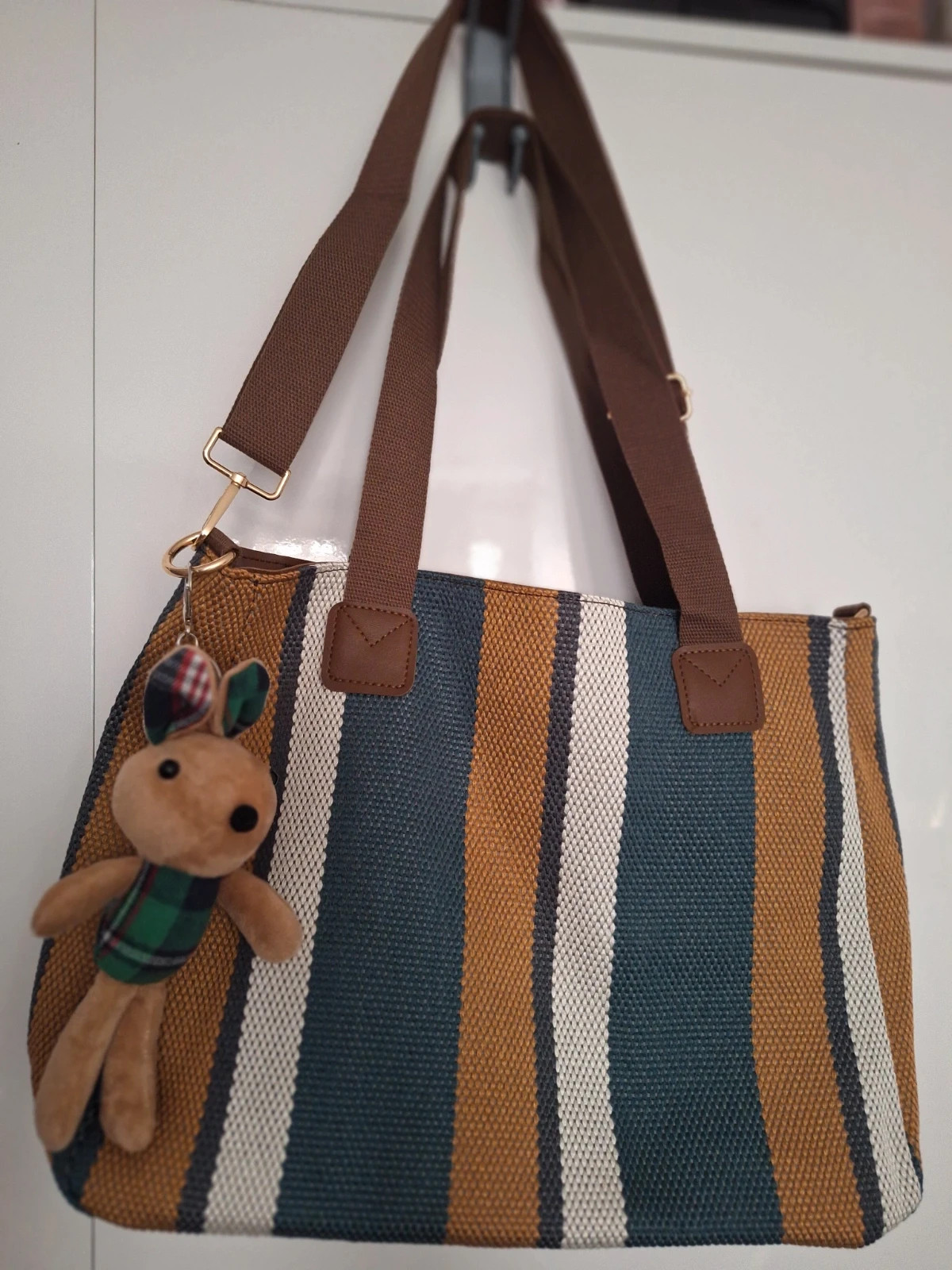 brand new shoulder bag with key chain – boutique independent 3