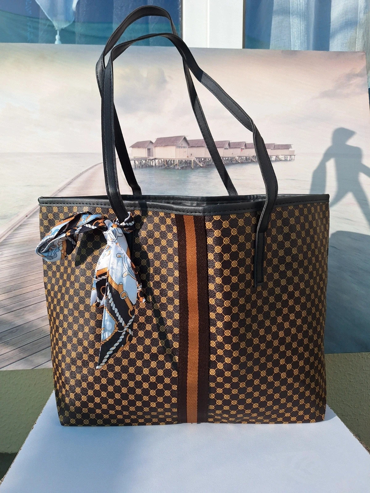 Large capacity shoulder bag