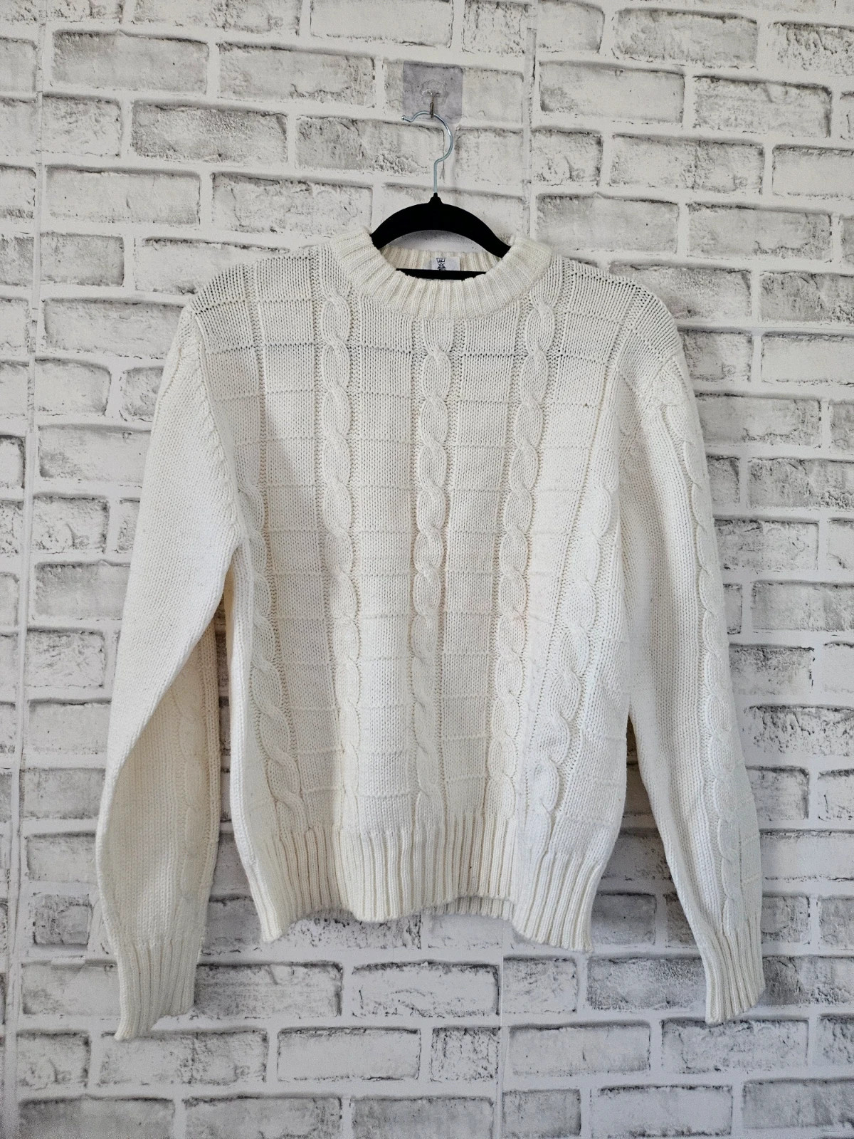 Knitted pullover for women