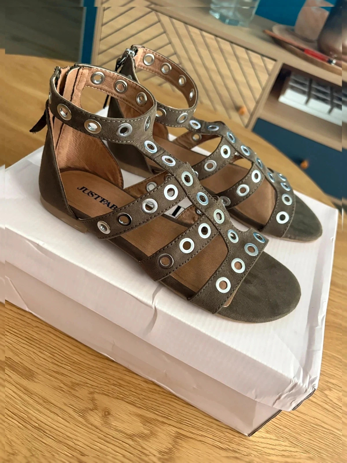 Sandales JustFab Yuchina – Kaki/Olive – Pointure 36.5 – Neuves avec boîte