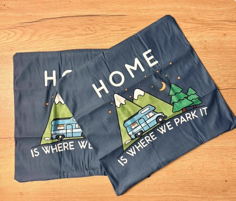 Housses de coussin “Home is where we park it” lot de 2, motif camping-car montagne