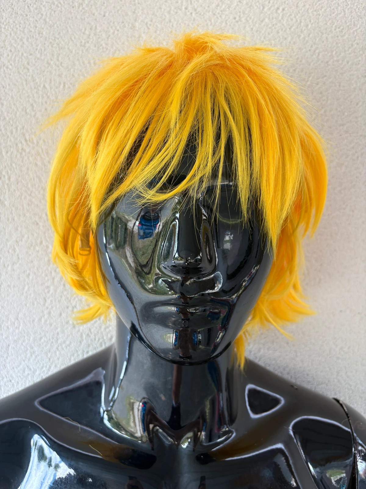 Perruque cosplay jaune coupe effilée style anime