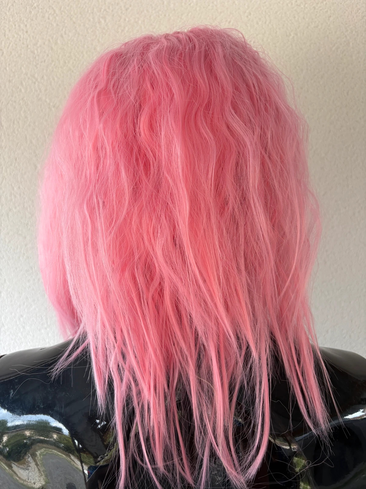 Perruque rose mi-longue ondulée avec frange (25€ en magasin) – New Fashion 2