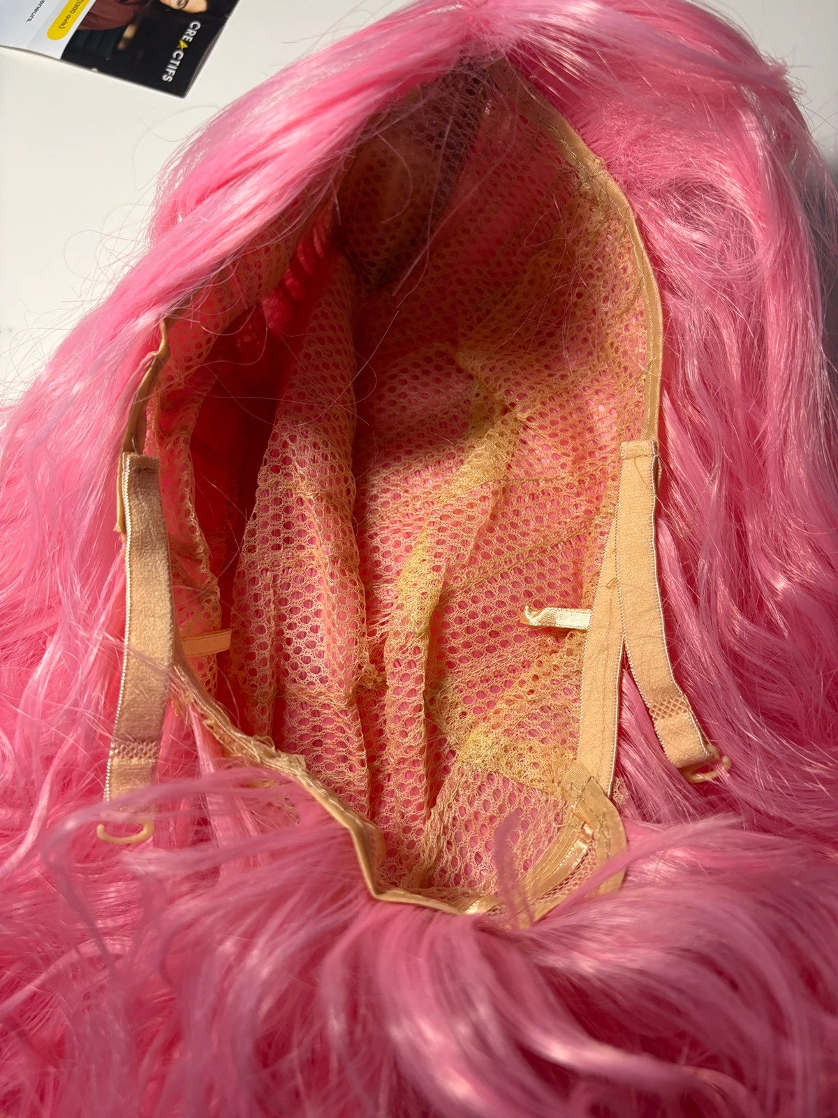Perruque rose mi-longue ondulée avec frange (25€ en magasin) – New Fashion 3